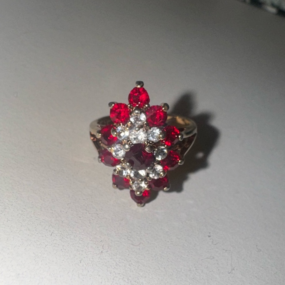 Women’s 18k Gold Ruby Flower Ring Size 6 1/2